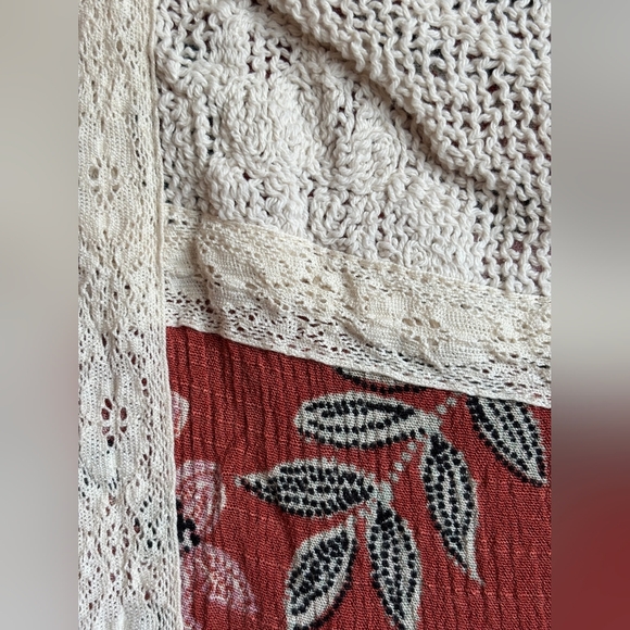 Floral Lace Trim Women’s Top - Picture 4 of 7